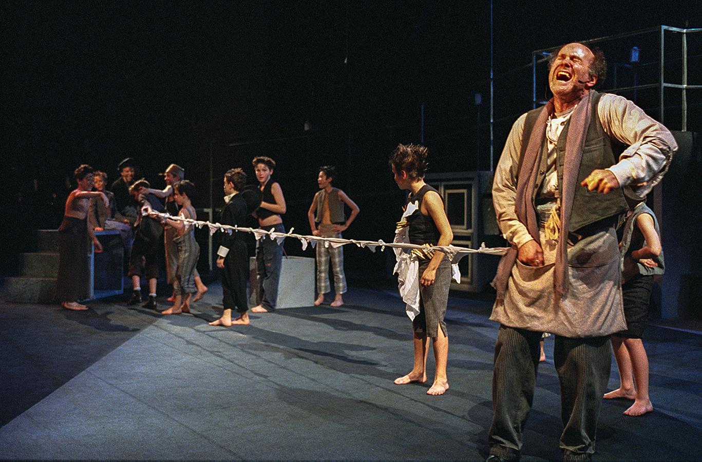 8 dec 2000 "Oliver Twist" de Charles Dickens. Paroles et musique Lionel Bart - Direction Scott Alan Prouty - mise en scène de Charlotte Nessi. Amphi du théâtre de la Bastille.