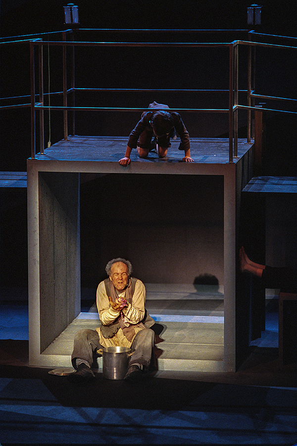 8 dec 2000 "Oliver Twist" de Charles Dickens. Paroles et musique Lionel Bart - Direction Scott Alan Prouty - mise en scène de Charlotte Nessi. Amphi du théâtre de la Bastille.
